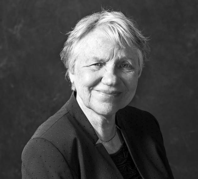 Jeanne Holierhoek ontvangt de Martinus Nijhoff Vertaalprijs 2018